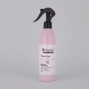 اسپری حالت دهنده مو ویتاپلکس مدل Vitamin Care 03 حجم 300 میلی‌لیتر، نرم‌کننده، براق‌کننده، ضد وز و ضد گره خوردگی، مناسب موهای خشک و معمولی، فاقد سولفات و پارابن